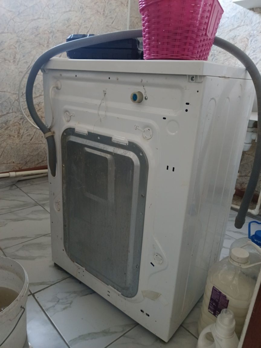 Продам машинку стиральную