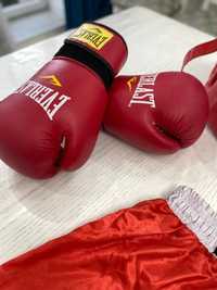Боксерская форма и перчатки