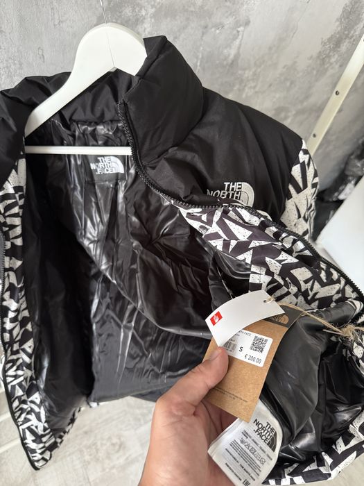 Geaca North Face off white balenciaga