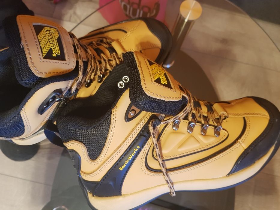 Продавам високи обувки