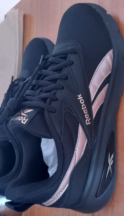 Adidași dama sport sunt  noi