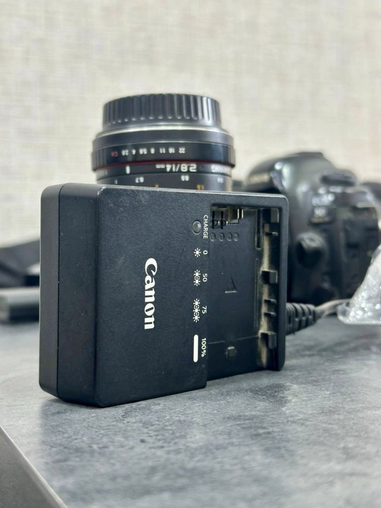 canon mark 4 sotiladi xolati zur kamlektda 2 ta batareyka zaryatchik