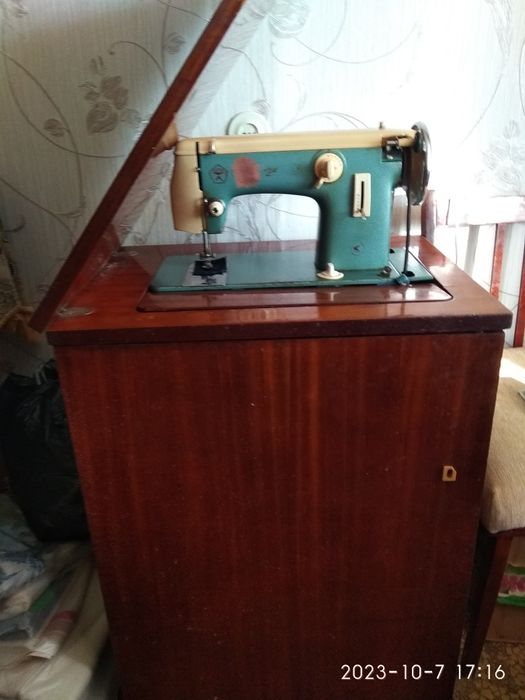 Швейная машина ножная с тумбой
