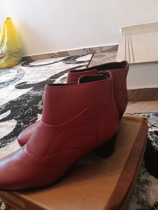 Vând ghete cu toc pentru doamne learher!