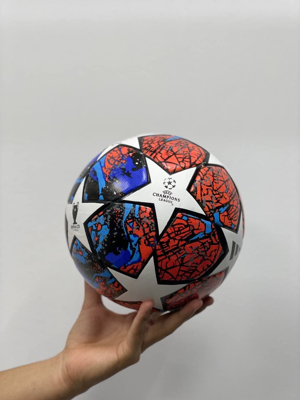 Футбольные мячики в коробке