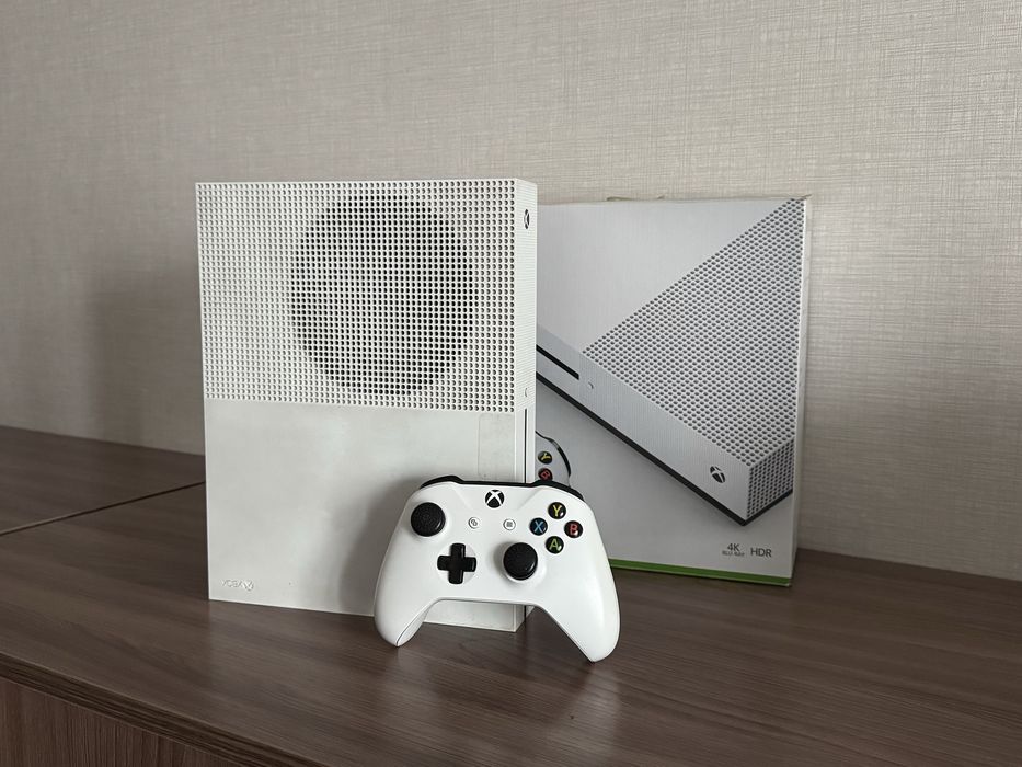 Продам Xbox One S на 1 ТБ