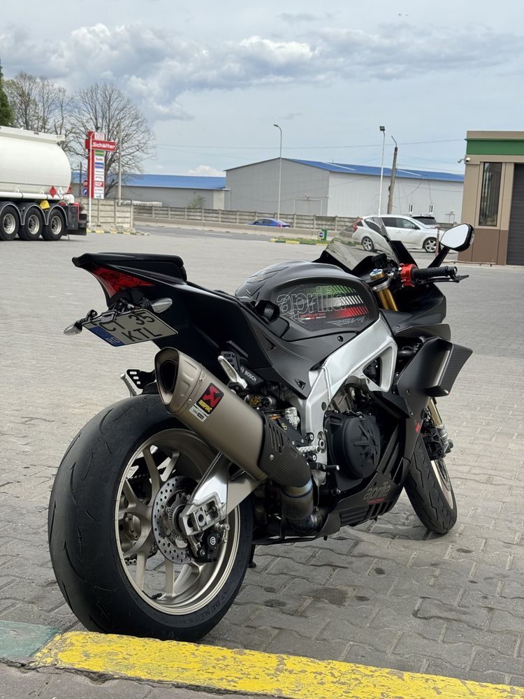 Aprilia rsv4 1100 factory