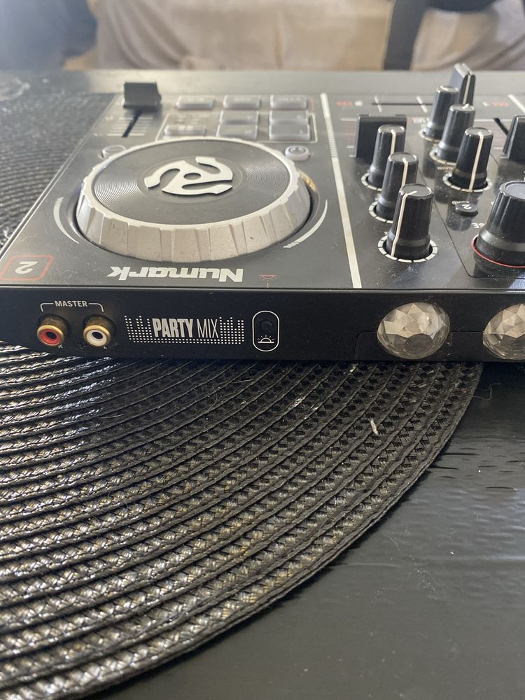 Vand Consola DJ - Numark PartyMix