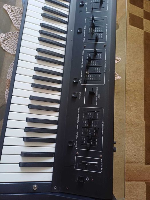 Vand un sintetizator rusesc   TOM 1501model  personalizat