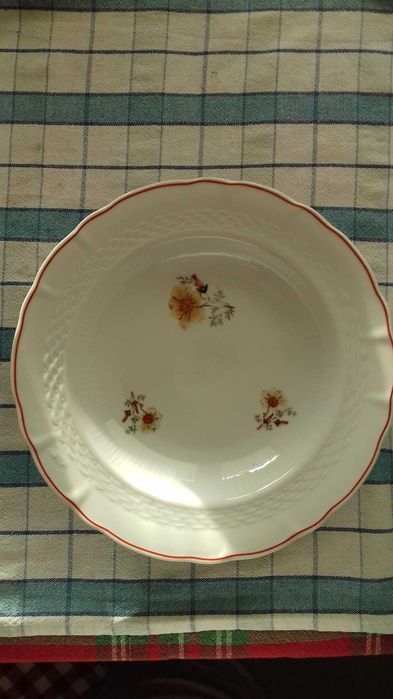 порцеланов сервиз за хранене