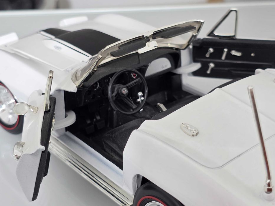 Macheta Auto 1/18 ERTL Chevrolet Corvette Sting Ray 427