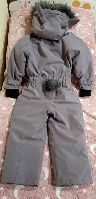 Детски снежен костюм Hop the Bunny на марката Roarsome