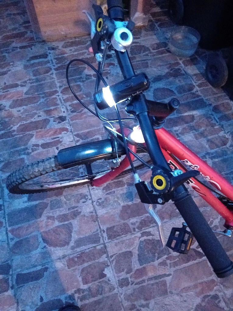 Vand bicicleta sau schimb cu diverse detali în privat sau mesaj