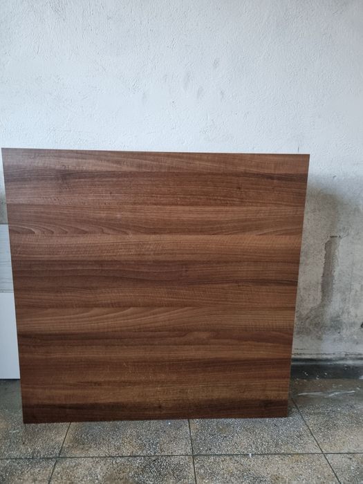 Masă de cafea maro pentru living cu role, stare excelentă