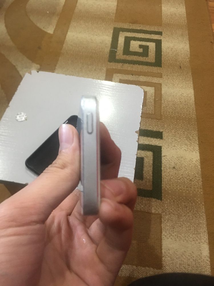 Iphone 5 16GB.  Ishlidi narxi bulishi shu.
