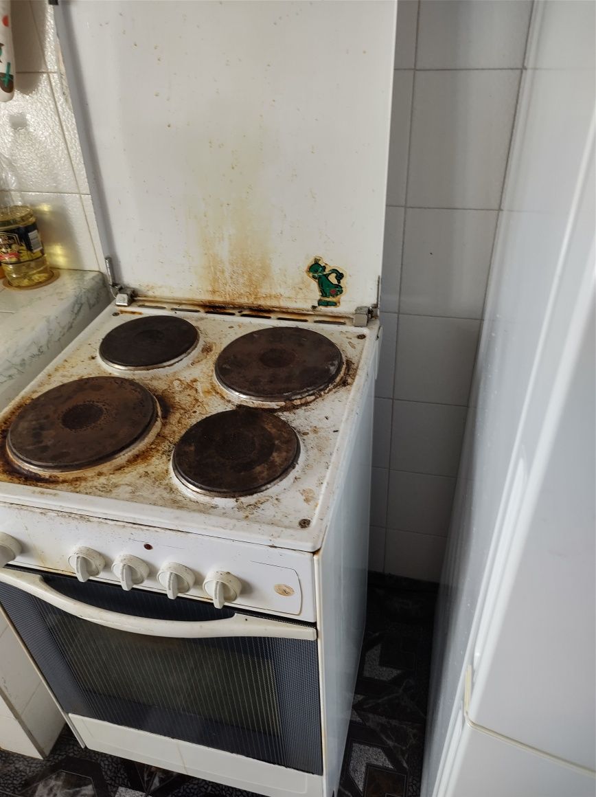 Продавам готварска печка INDESIT