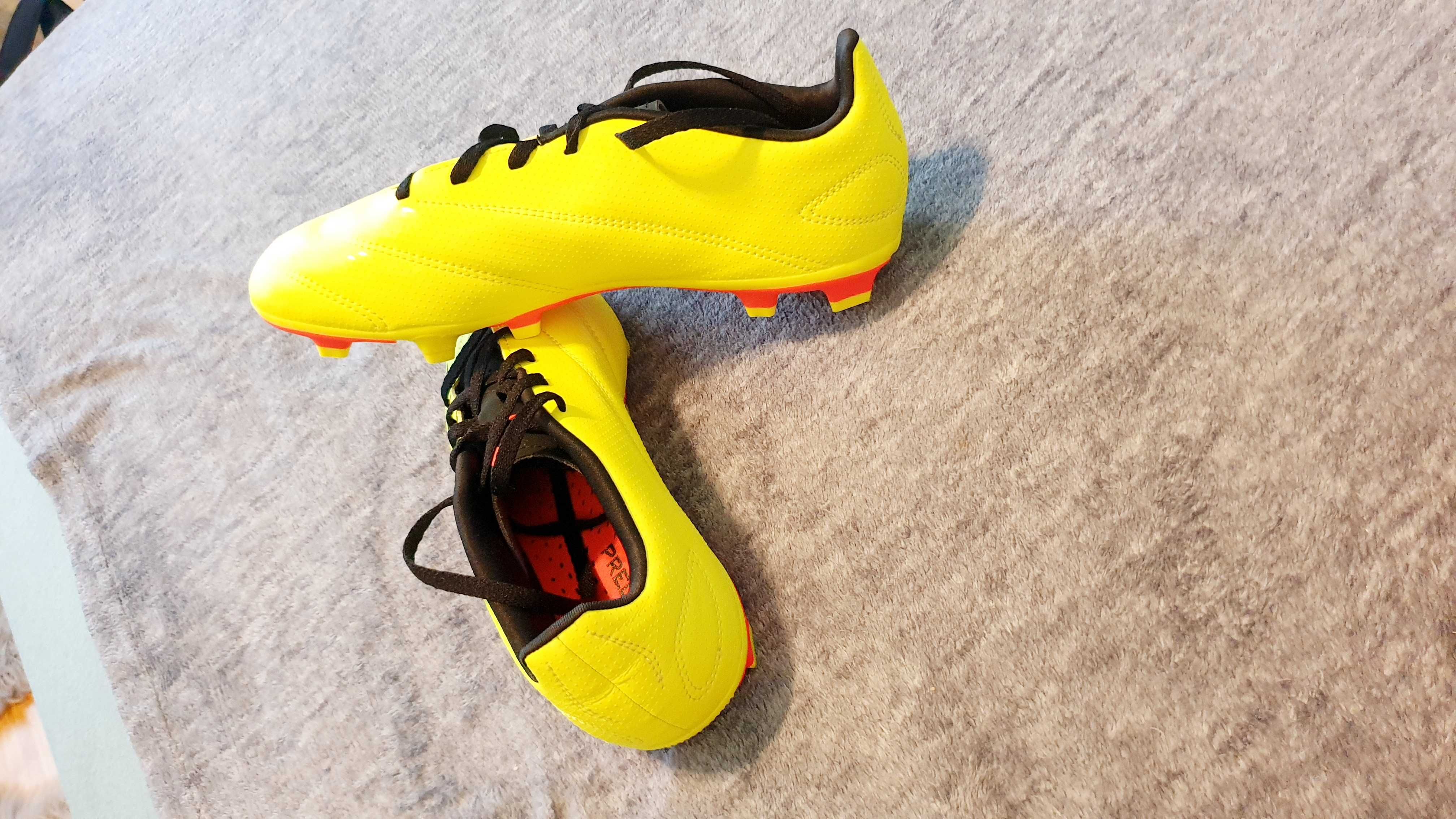 Ghete de Football Adidas Predator noi nouțe.