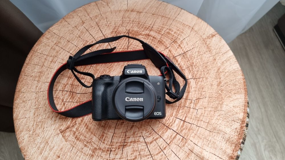 Canon EOS M50 24.0MP с обектив 15-45 mm и карта с памет