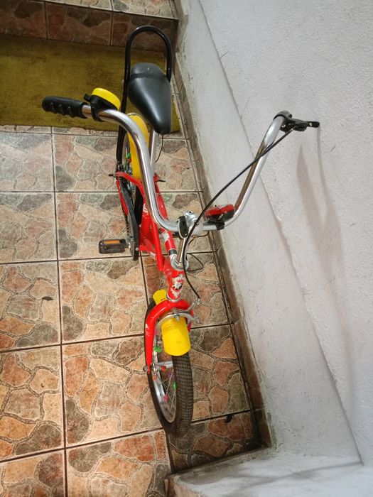 1 bicicleta pentru copii și mașine de spate haine pentru copii și scau
