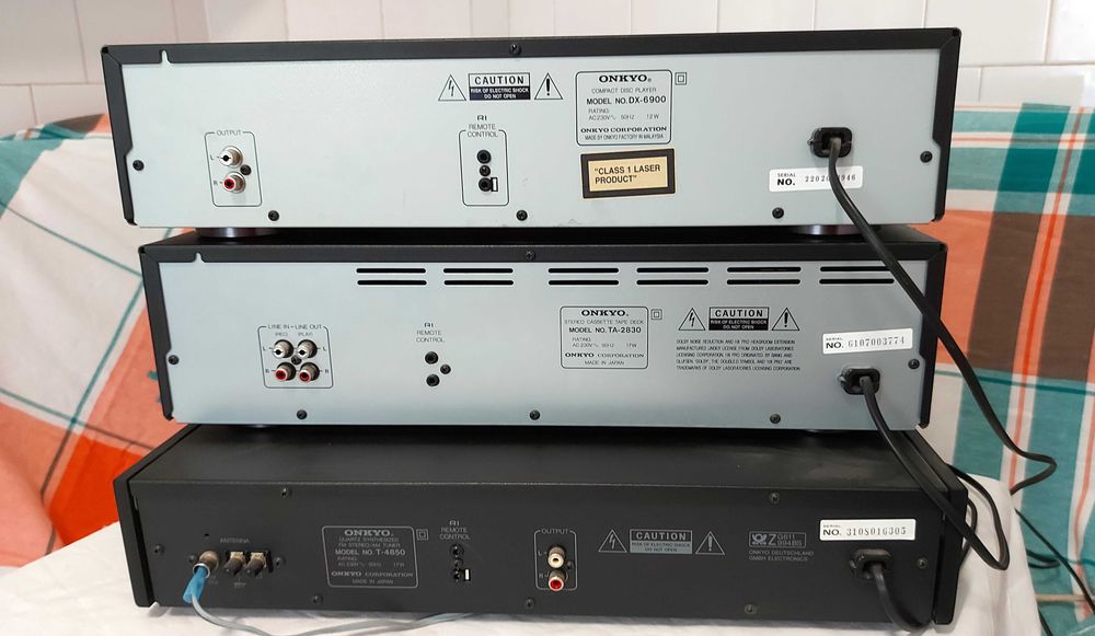 Linie Onkyo compusa din cassette deck, cd player si tuner (radio)
