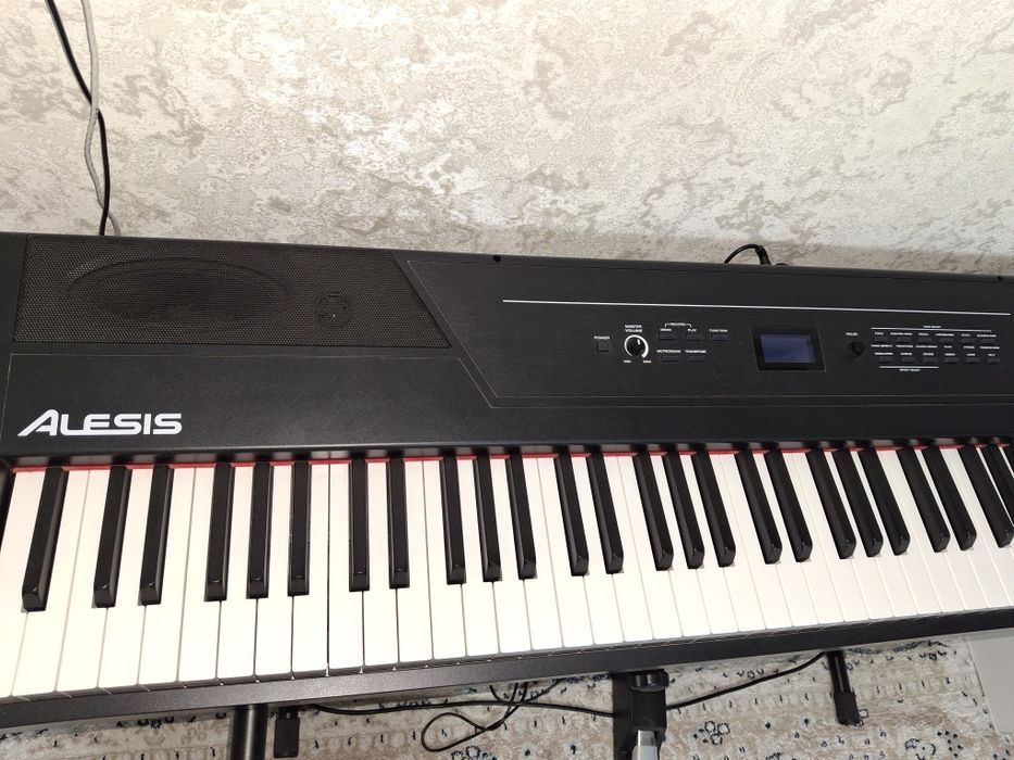 Продам фортепьяно цифровое стол и педаль в комплекте