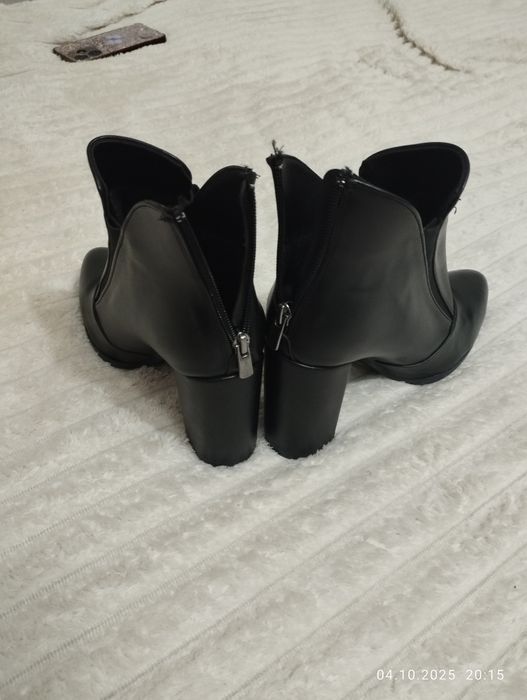 Сапожки с каблуками 40 размер новые 1 раз надевала