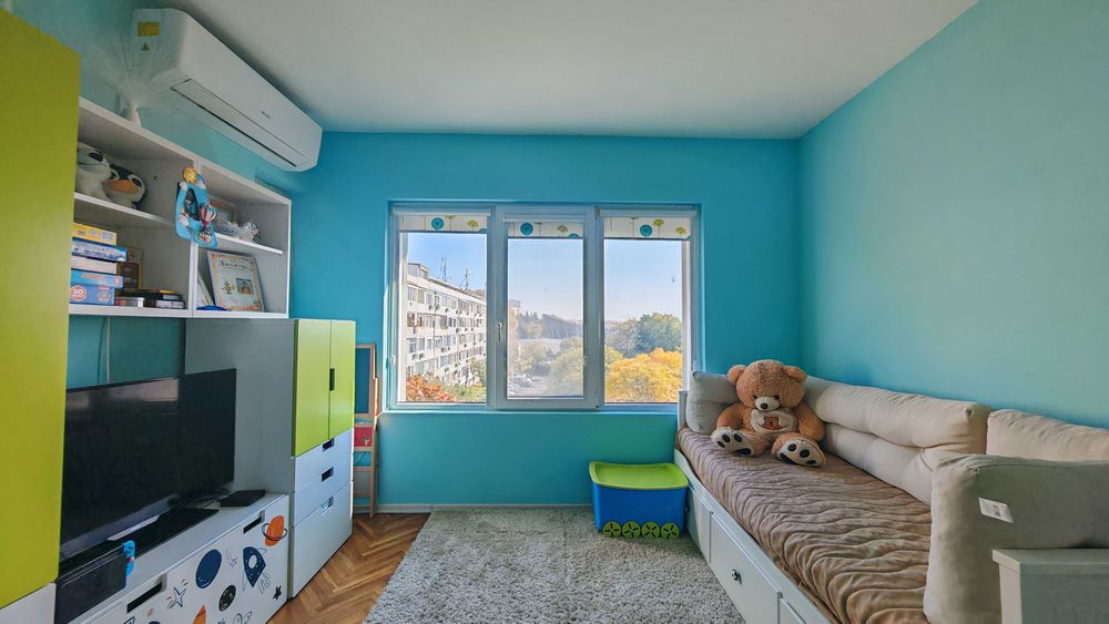 Собственик продава 4 стаен Спортна зала Варна  с паркоместа .