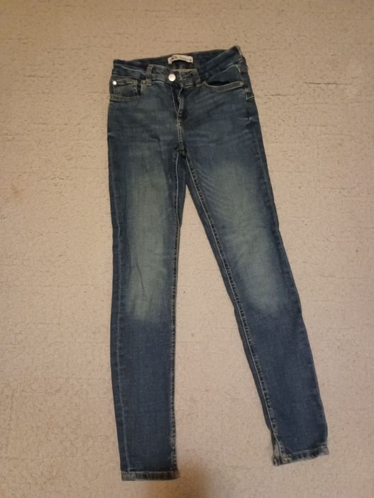 Тъмносиньо дамско дънки на Зара размер 34