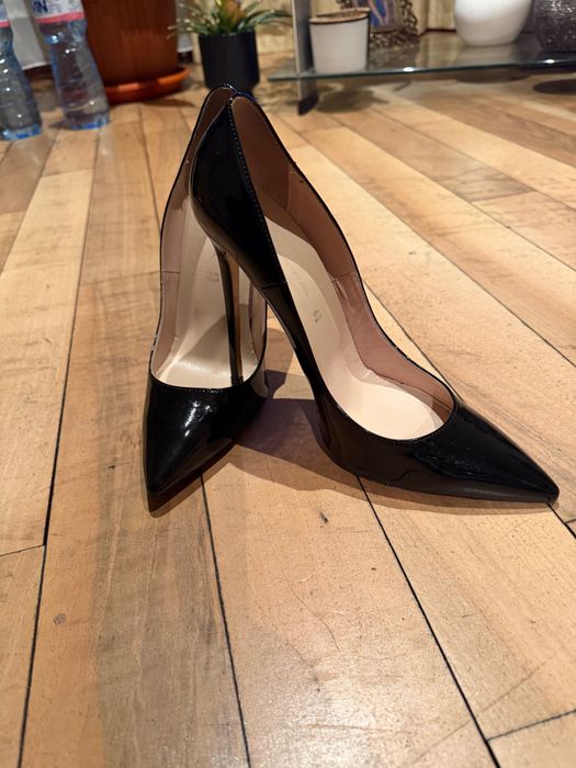 Черни лачени обувки