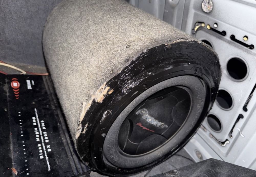 Vand schimb suboofer cu statie puternic