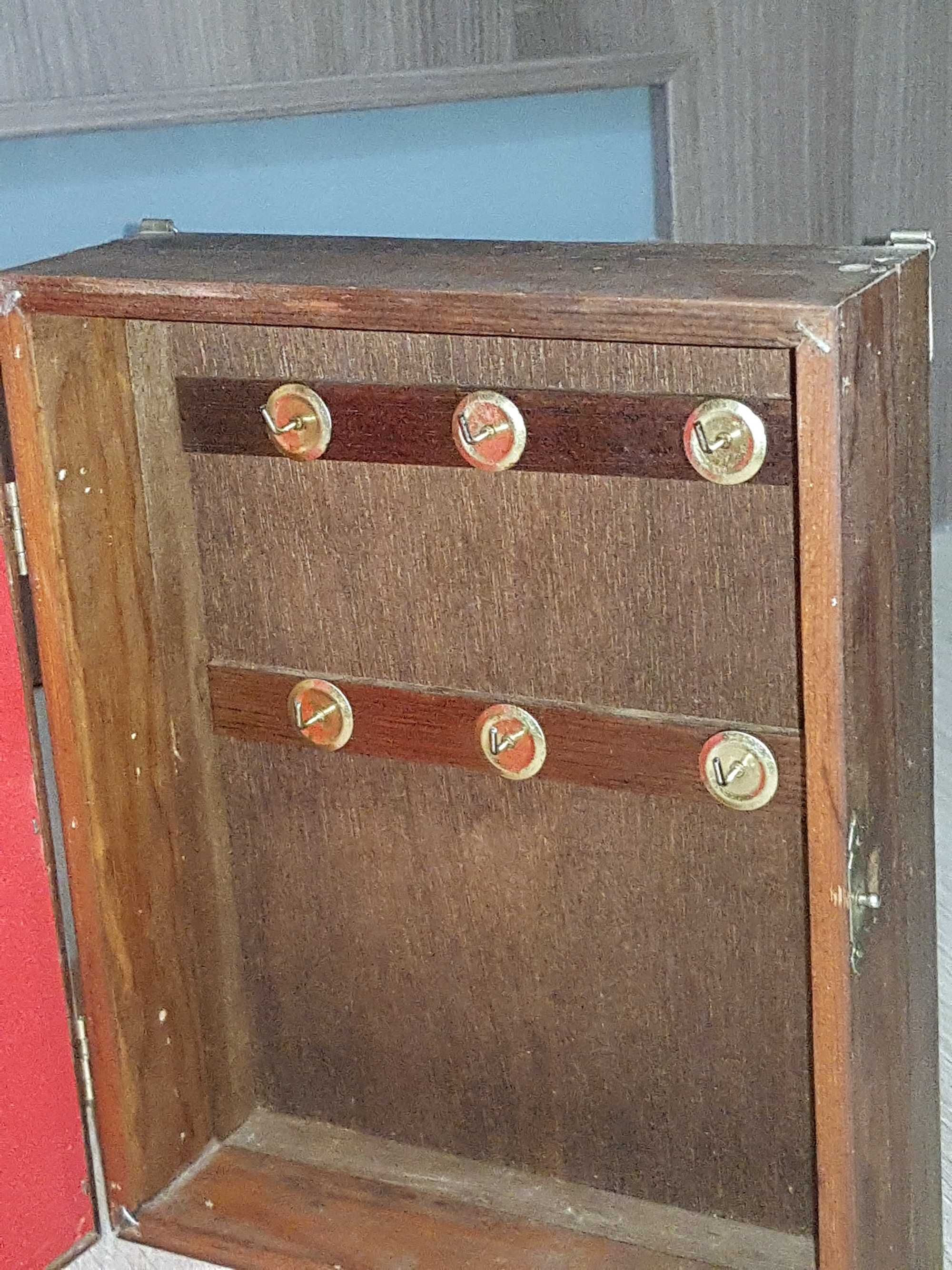 Старинна дървена кутия за ключове