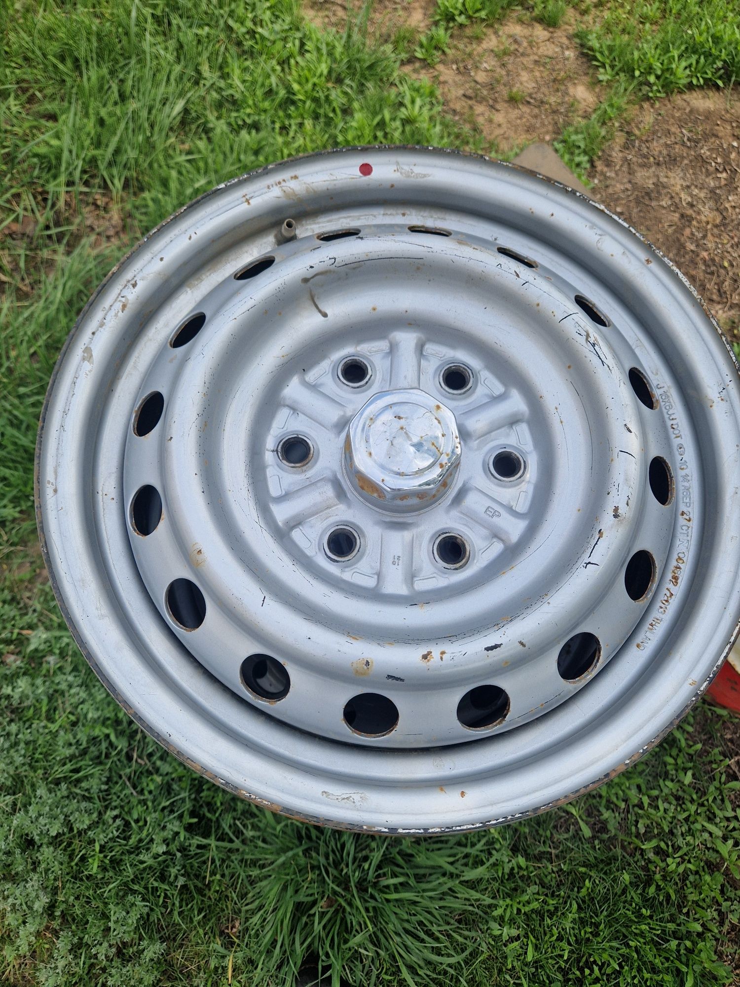 Продам летнюю резину А/Т  235/85 R16. Диски в подарок.