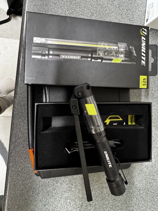 Lanternă profesională Unilite 425 lumeni nouă