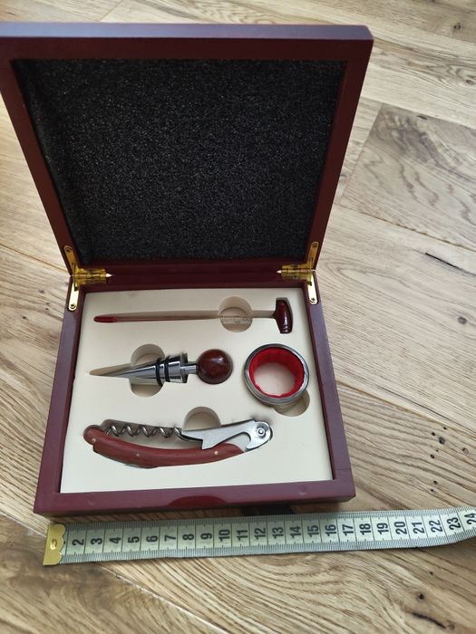 Set accesorii pentru vin - nou, nefolosit, în cutie elegantă din lemn