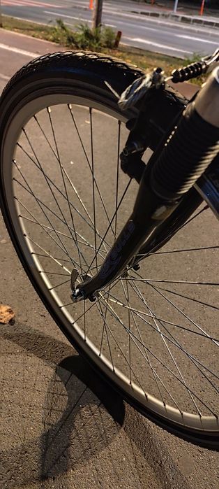Vând bicicletă Bulls cadru de aluminiu 54 cm 22 inch 24 viteze roți 28