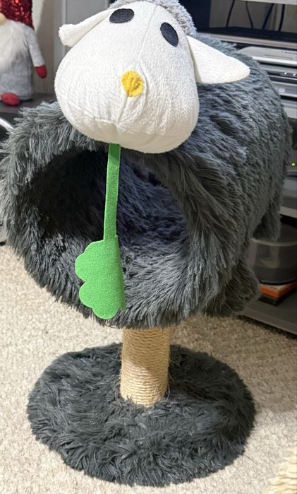 Играчка за котка със зона за драскане