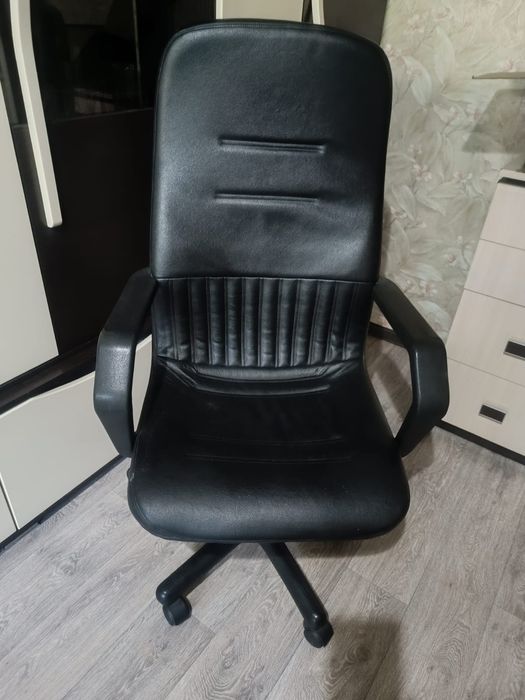 Продам кожаное офисное кресло