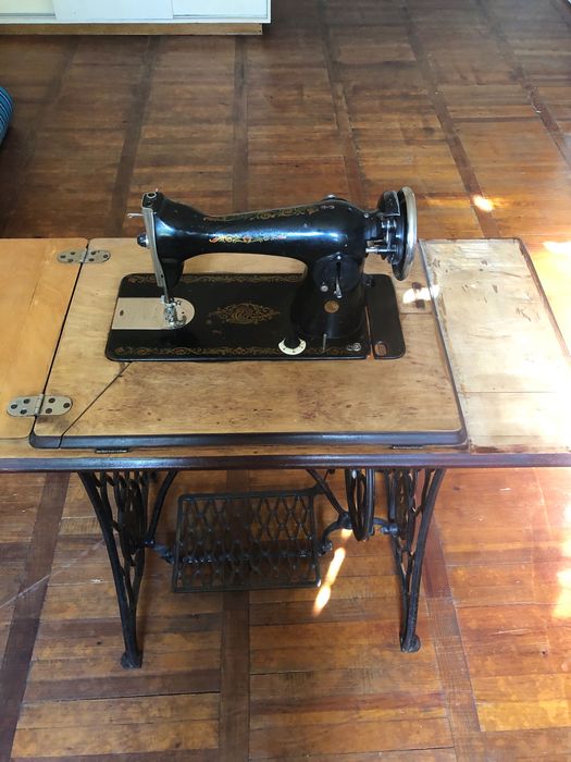 Швейная машинка с тумбой