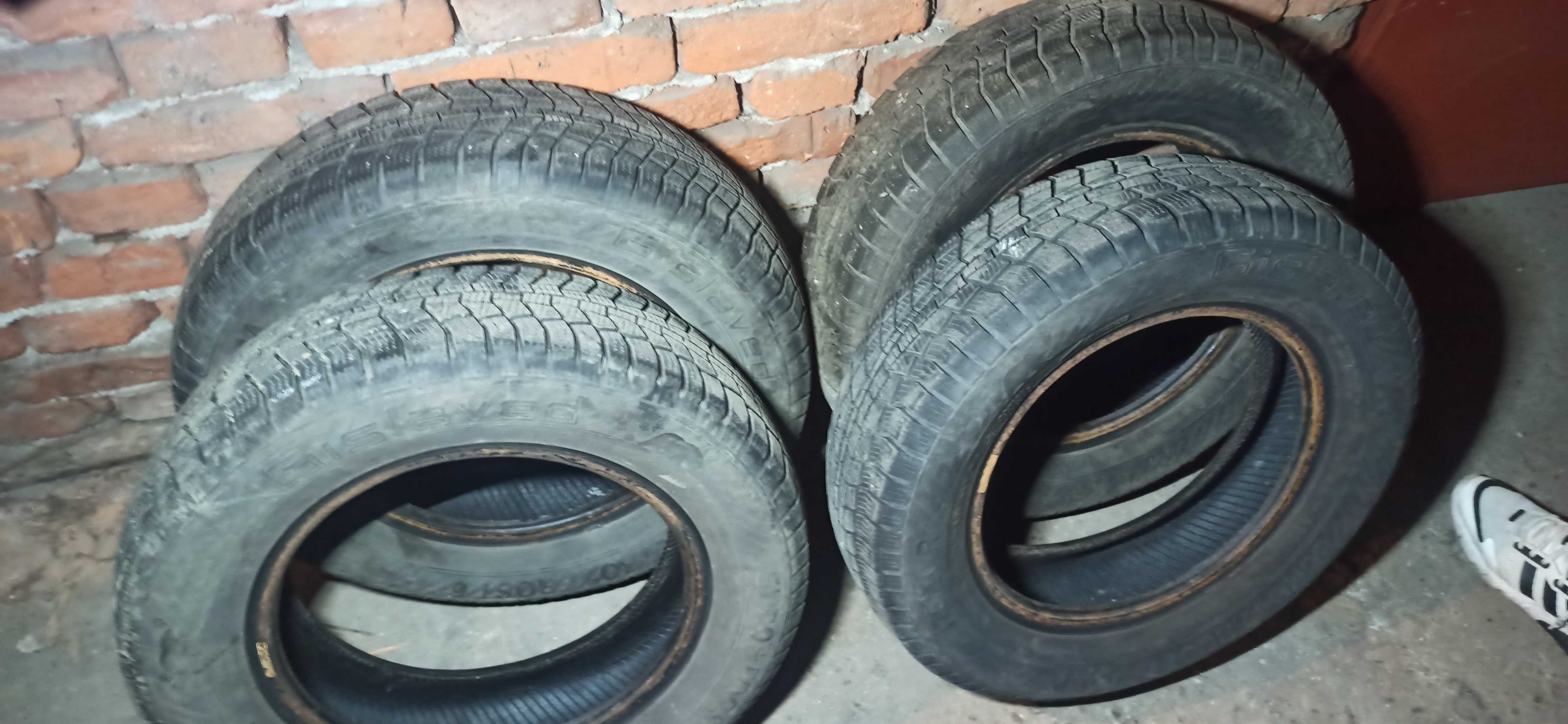 Продавам четири броя гуми GISLAVED зимни-175/70/14- всиките 130 лв