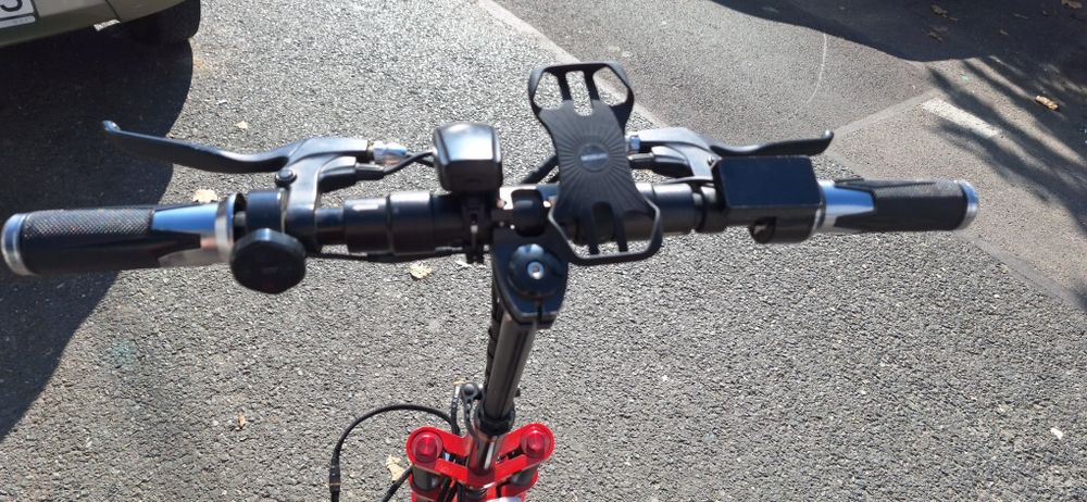 chopper electric: Doua baterii, autonomie 90 Km, înmatriculat, asigur