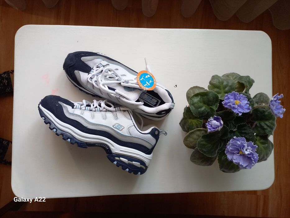 Продаются кроссовки Skechers