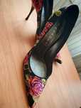 Pantofi stiletto Casadei negri floral
