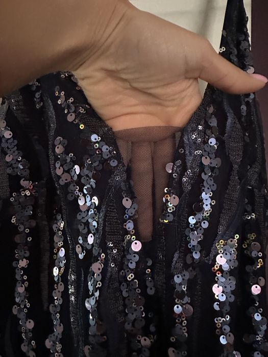 Тъмносиня рокля с пера и пайети