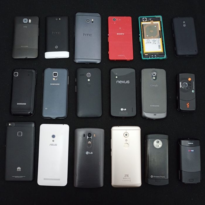 Lot 18 telefoane vechi pentru piese sau colecție