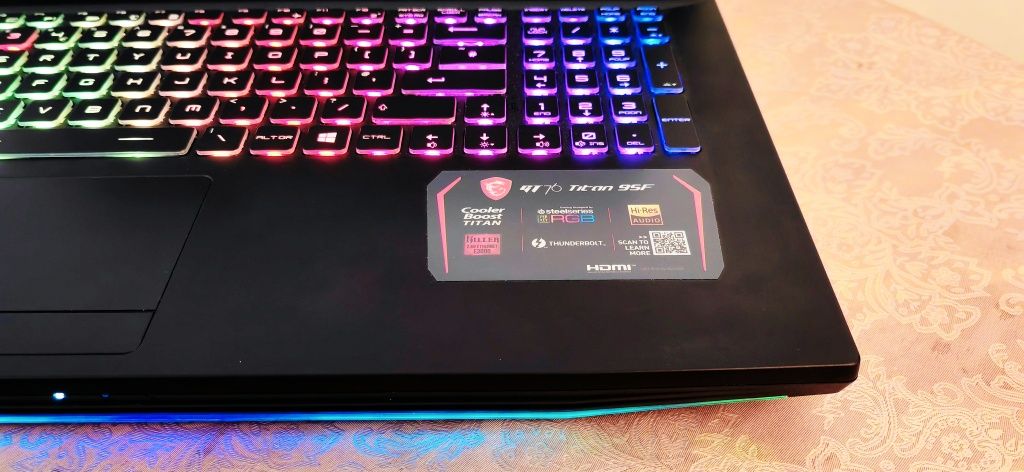 MSI TITAN GT76 Гейминг лаптоп 32GB RAM I7 9750  2070