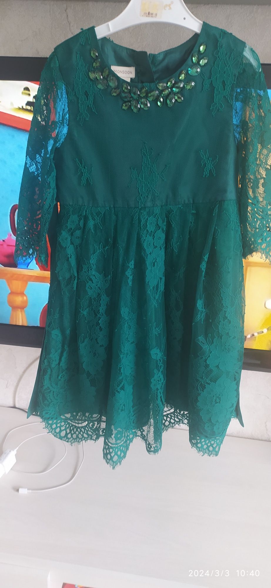 Продам зелёное платье на 4-5 лет