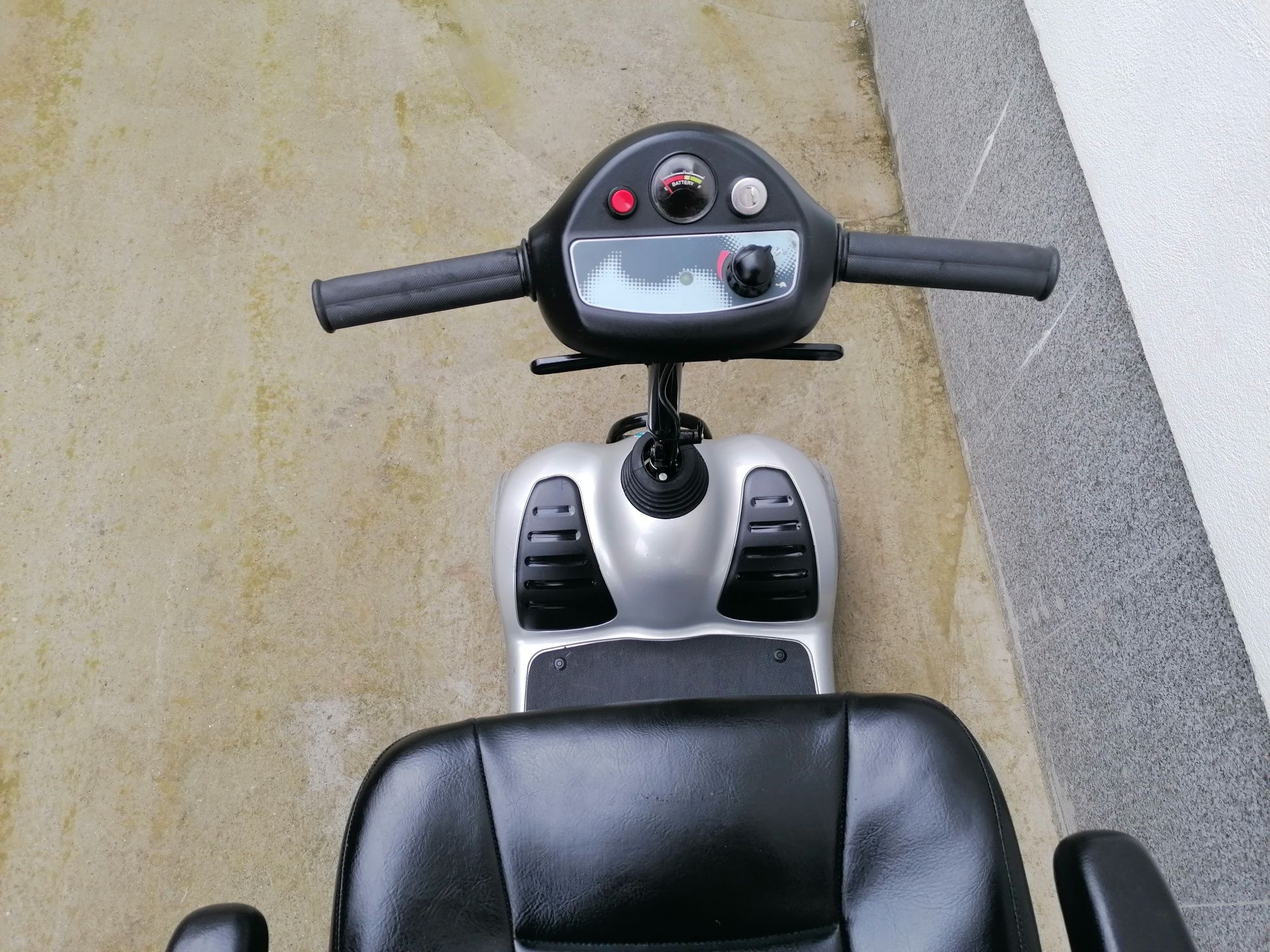 Cărucior scuter electric pentru persoane cu dizabilități