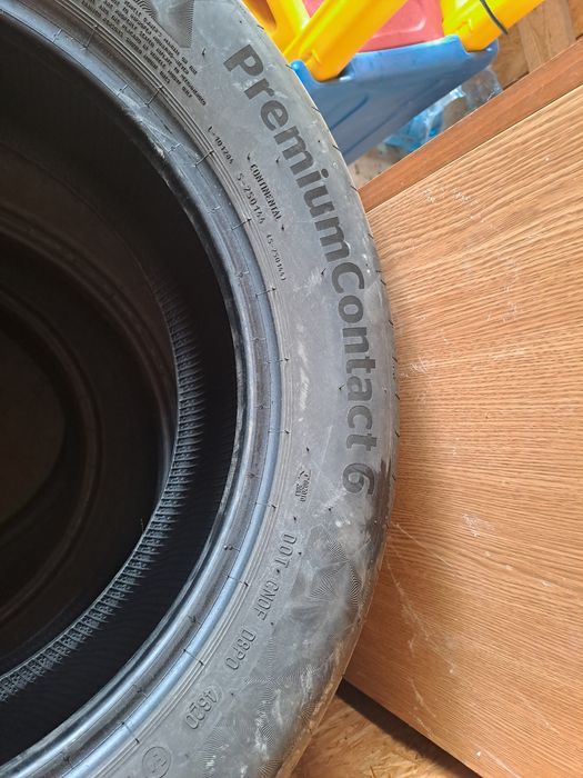 Vând 4 anvelope vară Continental