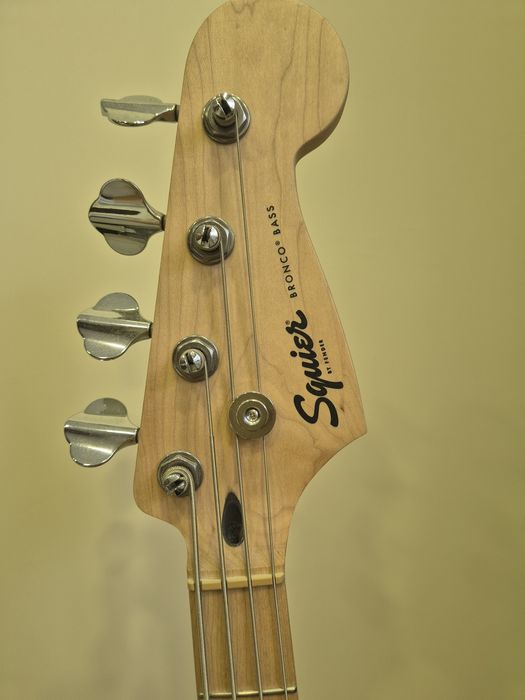 Squier short scale розова бас китара