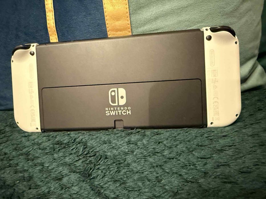 ANUNȚ DE VÂNZARE – Nintendo Switch OLED (White)